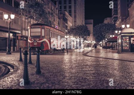 Curitiba, Parana, Brésil - 29 avril 2018: Reading Street car (Bondinho da Leitura) est un lieu touristique sur la promenade de Rua das Flores, située dans le Banque D'Images