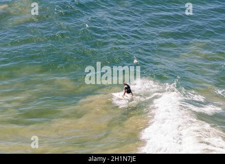 Les surfeurs se promonguent sur les vagues à la célèbre plage de surf de point Addis - Anglesea, Victoria, Australie Banque D'Images