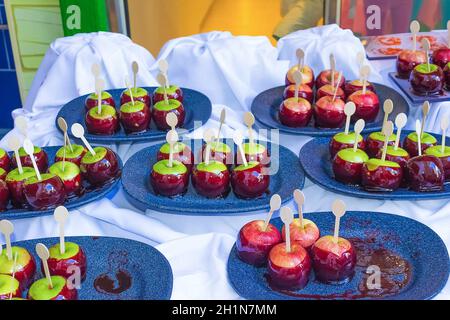 Buffet de salle à manger à bord du navire de croisière de luxe abstrait. Gâteaux de pommes Banque D'Images