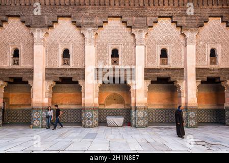 Marrakech, Maroc - 8 décembre 2016 : l'intérieur de la vieille école ou cinq siècle Ali ben Youssef Medersa dans le centre de Marrakech. Le Ben Youssef Madra Banque D'Images