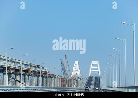 Pont de Crimée, Taman, Italie - Juillet 9, 2018 : conduite le long des Tatars de pont. Un bâtiment grandiose du 21ème siècle. Le nouveau pont. Banque D'Images