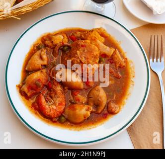 Zarzuela de fruits de mer espagnols avec poissons, mollusques de mer et crustacés Banque D'Images
