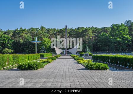 Stare Lysogorki, Pologne, juin 2019 monuments commémoratifs dans un cimetière militaire pour les soldats tombés de la 1ère Armée polonaise qui a participé au passage à niveau Banque D'Images