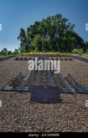 Stare Lysogorki, Pologne, juin 2019 Monument et tombes.Cimetière militaire pour les soldats tombés de la 1ère Armée polonaise qui a participé à la traversée de O Banque D'Images