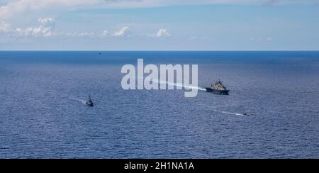 211016-N-KY668-1276 MER DES CARAÏBES - (OCT16, 2021) – le navire de combat littoral Freedom-variant USS Billings (LCS 15) et son bateau gonflable à coque rigide (RHIB) effectuent un exercice maritime bilatéral avec le navire de patrouille HMJS George William Gordon de la Garde côtière de la Force de défense de la Jamaïque (JDF) et son détachement d'hélicoptère embarqué, le 16 octobre 2021.Billings est déployé dans la zone d’opérations de la 4e flotte des États-Unis pour appuyer la mission de la Force opérationnelle interagences conjointe Sud, qui comprend des missions de lutte contre le trafic illicite de drogues dans les Caraïbes et le Pacifique oriental.(É.-U.Photo de la marine par Mass communication SPE Banque D'Images