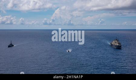 211016-N-KY668-1380 MER DES CARAÏBES - (OCT16, 2021) – le navire de combat littoral Freedom-variant USS Billings (LCS 15) et son bateau gonflable à coque rigide (RHIB) effectuent un exercice maritime bilatéral avec le navire de patrouille HMJS George William Gordon de la Garde côtière de la Force de défense de la Jamaïque (JDF) et son détachement d'hélicoptère embarqué, le 16 octobre 2021.Billings est déployé dans la zone d’opérations de la 4e flotte des États-Unis pour appuyer la mission de la Force opérationnelle interagences conjointe Sud, qui comprend des missions de lutte contre le trafic illicite de drogues dans les Caraïbes et le Pacifique oriental.(É.-U.Photo marine par communication de masse S Banque D'Images