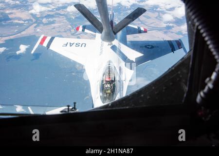 Un faucon de combat F-16 de la US Air Force Thunderbird de la base aérienne de Nellis, Nevada, est ravitaillé le 11 octobre 2021 par un KC-135 Stratotanker de la base aérienne de McConnell.Quatre Thunderbirds ont été ravitaillés sur leur chemin vers Orlando, en Floride.Les Thunderbirds sont souvent joints entre les arrêts par un pétrolier de l'Armée de l'Air pour fournir un itinéraire rapide et sans escale entre les performances.(É.-U.Photo de la Force aérienne par Airman 1er classe Zachary Willis) Banque D'Images