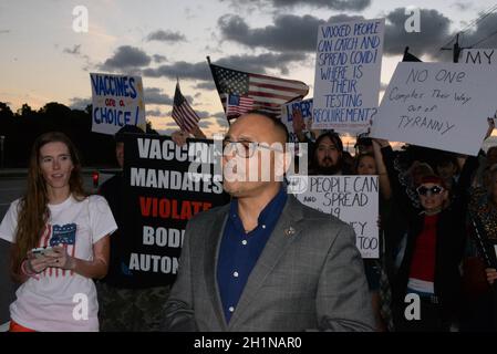 Palm Bay, Comté de Brevard, Floride, États-Unis le 18 octobre 2021 des travailleurs de l’aérospatiale « liberté de choix » ont manifesté avant de prendre le soleil ce matin à l’extérieur du campus L3Harris, sur Palm Bay Road.200 /- les gens ont montré ce qui sera un événement de plusieurs jours/semaine qui sera finalement déplacé vers d'autres entreprises aérospatiales dans la région.Le maire de Palm Bay, Rob Medina, et la Chambre des représentants de Floride, Randy Fine, se sont adressés à la foule.Crédit photo : Julian Leek/Alay Live News Banque D'Images