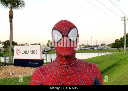 Palm Bay, Comté de Brevard, Floride, États-Unis le 18 octobre 2021 des travailleurs de l’aérospatiale « liberté de choix » ont manifesté avant de prendre le soleil ce matin à l’extérieur du campus L3Harris, sur Palm Bay Road.200 /- les gens ont montré ce qui sera un événement de plusieurs jours/semaine qui sera finalement déplacé vers d'autres entreprises aérospatiales dans la région.Le maire de Palm Bay, Rob Medina, et la Chambre des représentants de Floride, Randy Fine, se sont adressés à la foule.Crédit photo : Julian Leek/Alay Live News Banque D'Images