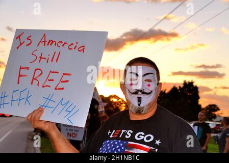 Palm Bay, Comté de Brevard, Floride, États-Unis le 18 octobre 2021 des travailleurs de l’aérospatiale « liberté de choix » ont manifesté avant de prendre le soleil ce matin à l’extérieur du campus L3Harris, sur Palm Bay Road.200 /- les gens ont montré ce qui sera un événement de plusieurs jours/semaine qui sera finalement déplacé vers d'autres entreprises aérospatiales dans la région.Le maire de Palm Bay, Rob Medina, et la Chambre des représentants de Floride, Randy Fine, se sont adressés à la foule.Crédit photo : Julian Leek/Alay Live News Banque D'Images