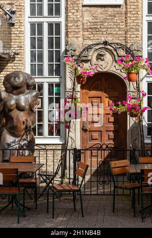 Gdansk, Pologne - 6 septembre 2020 : entrée au pub et café Old Gdansk à Piwna Street Banque D'Images