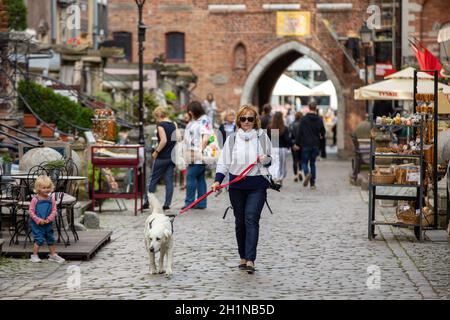 Gdansk, Pologne - 9 septembre 2020 : groupe de personnes sur la rue Mariacka, la principale rue commerçante de l'ambre et des bijoux dans la vieille ville hanséatique de GDA Banque D'Images