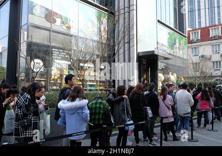 Des adolescents attendant dans la file d'attente pour entrer dans le café et boutique Line Friends à Shanghai, en Chine Banque D'Images