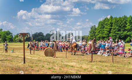 Cedynia, Pologne juin 2019 exposition de tir à l'arc à cheval ou à l'arc à cheval avec flèche volante lors de la reconstitution historique de la bataille de Cedynia à partir du XIe siècle Banque D'Images