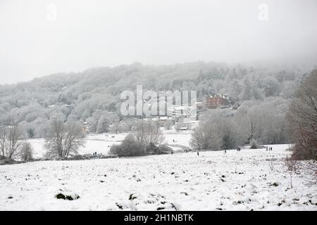 Malvern, Royaume-Uni, 28 décembre 2020 : terre commune près de la route de Peachfield, tandis que les gens marchent, traîneaux et luge parmi la neige fraîche. Collines de Malvern Banque D'Images