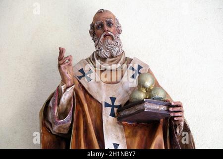 Statue de Saint-Nicolas à la cathédrale Saint-Paul de Tirana, Albanie Banque D'Images