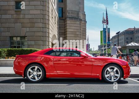 WASHINGTON, DC, États-Unis - VERS AOÛT 2015 : une Camaro rouge de Chevrolet garée dans la rue. Banque D'Images