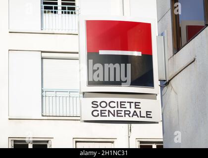 BAYONNE, FRANCE - VERS DÉCEMBRE 2020 : signe bancaire de la Société générale Banque D'Images