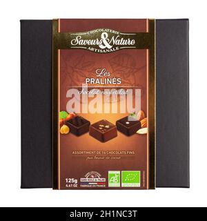 BAYONNE, FRANCE - VERS DÉCEMBRE 2020 : boîte Saveurs et nature de chocolats biologiques pralins isolés sur du blanc.Ne contient pas de lécithine de soja ni de palmier Banque D'Images