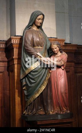 Statue de Sainte Anne et la vierge Marie par Peaucelle Coquet, 19e siècle, chapelle du Sacré-Cœur dans l'église St Francis Xavier's à Paris, France Banque D'Images