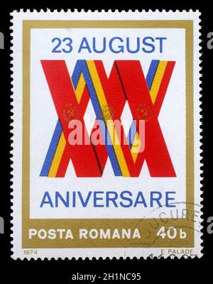 Timbres par la Roumanie, montre son emblème et drapeaux, circa 1974 Banque D'Images