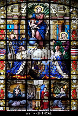 Marie et enfant, le roi Louis IX tenant la couronne des épines, le roi Louis XIII et sa femme Anna d'Autriche, vitraux dans la basilique notre-Dame d Banque D'Images