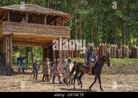 Cedynia, Pologne, juin 2019 Chieftain sur le cheval menant ses guerriers ou son armée à la guerre.Reconstitution historique de la bataille de Cedynia entre la Pologne et Banque D'Images