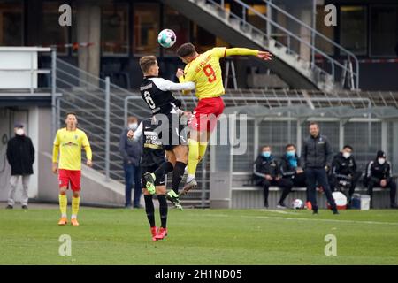 Kopfball, Kopfbalduell vs Dragon Patryk (SV 07 Elversberg) und Marvin Pieringer (SC Freiburg II), Fussball-RL SW 20-21: 20.Sptg: SC Freiburg II - Banque D'Images