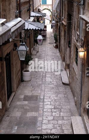 Rue étroite à l'intérieur de la vieille ville de Dubrovnik, Croatie Banque D'Images