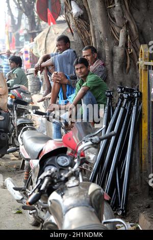 Homme indien à l'extérieur d'un magasin vendant des pièces de voiture sur le bazar Malick à Kolkata, Inde Banque D'Images