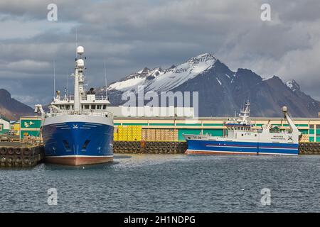 Hofn, Islande - Circa 2015: Bateaux de pêche dans le port de Hofn, ville en Islande.Montagne en arrière-plan.Pêche à la ligne dominant le port. Banque D'Images