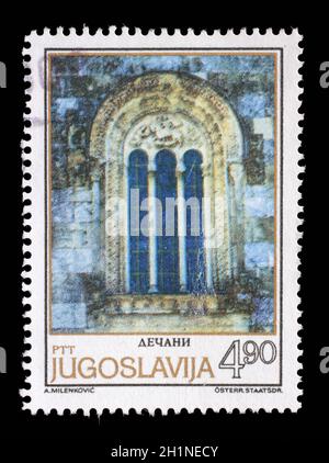 Timbre émis en Yougoslavie affiche une fenêtre du monastère de Decani, circa 1979. Banque D'Images