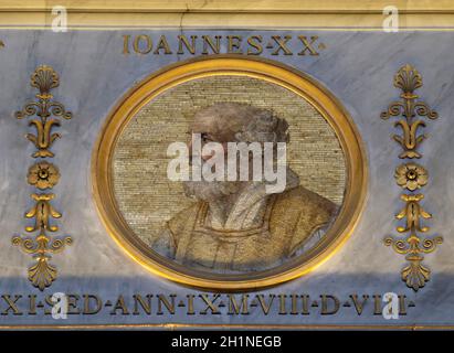 L'icône sur le dôme avec l'image du Pape Jean XX, la basilique de Saint Paul à l'extérieur des murs, Rome, Italie Banque D'Images