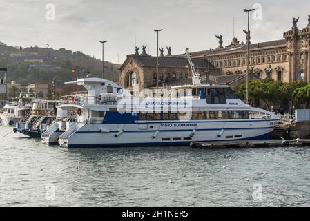Barcelone, Espagne - 5 décembre 2016 : Catamaran touristique Trimar amarré à Barcelone, Catalogne, Espagne.Le Golondrinas propose des croisières en bateau autour du bar Banque D'Images