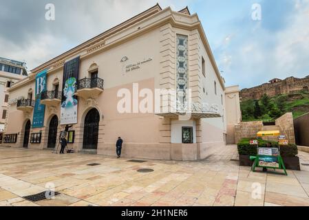 Malaga, Espagne - décembre 7, 2016 : vue sur l'Albeniz cinéma dans la zone piétonne de la rue Alcazabilla avant la pluie, au centre-ville de Malaga, Andalousie Banque D'Images