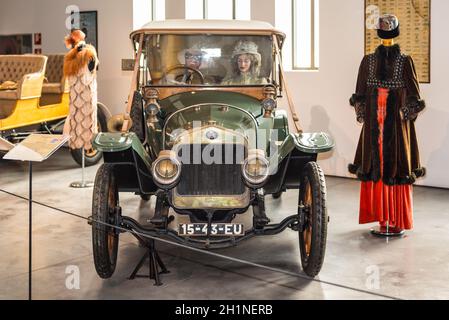 Malaga, Espagne - décembre 7, 2016 : Anciens Vintage 1910 Delage France voiture affichée à Malaga Musée de l'automobile en Espagne. Figures de cire de personnes dans la Banque D'Images