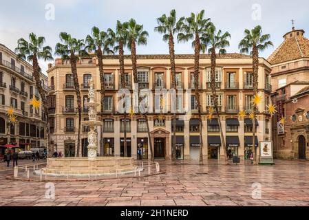 Malaga, Espagne - décembre 7, 2016 : la Place de la Constitution (Plaza de la Constitucion de Malaga) dans la matinée, décorée pour Noël au centre-ville de Banque D'Images