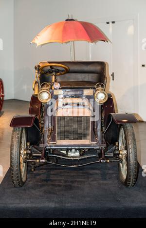 Malaga, Espagne - décembre 7, 2016 : 1904 Antique Vintage Minerva Belgique location affichée à Malaga Musée de l'automobile en Espagne. Banque D'Images
