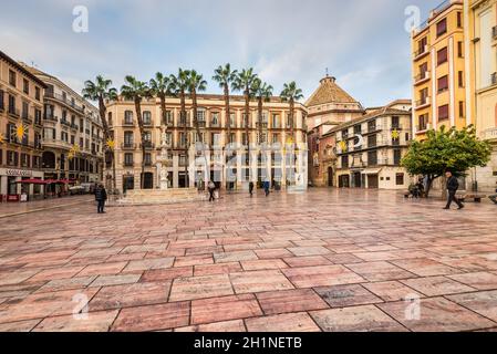 Malaga, Espagne - décembre 7, 2016 : la Place de la Constitution (Plaza de la Constitucion de Malaga) dans la matinée, décorée pour Noël au centre-ville de Banque D'Images