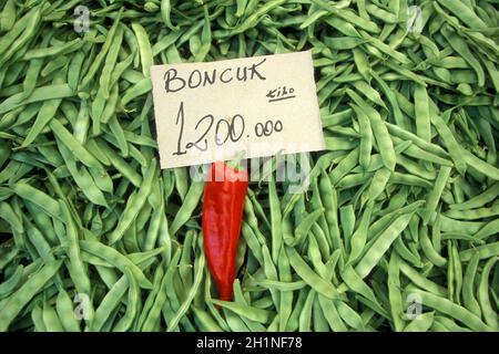 Haricots frais dans un magasin de nourriture à l'Old Souq ou Bazar Kapali Carsi marché dans la vieille ville de la ville d'Istanbul en Turquie. Turquie, Istanbul, mai 2002 Banque D'Images