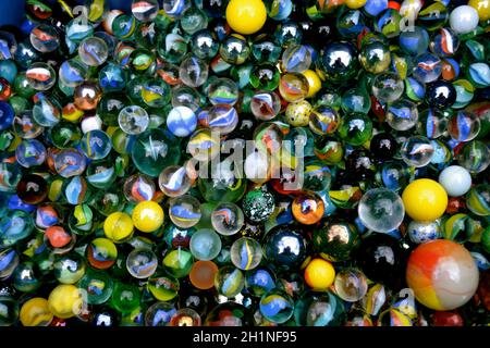 Billes de verre, texture de fond des billes de verre. Banque D'Images