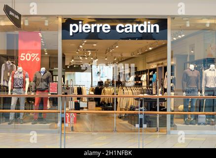 Vilnius, Lituanie - 07 septembre 2020 : entrée de la boutique de mode de luxe Pierre Cardin avec enseignes de marque à Vilnius, Lituanie Banque D'Images