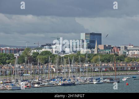 Dublin, Irlande - 6 juin 2017 : Voiliers dans le port près de Dublin, Irlande Banque D'Images