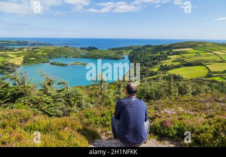 Homme au Lough Hyne, West Cork, Irlande Banque D'Images