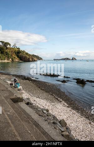 Cancale, France - 15 septembre 2018 : Les gens de manger les huîtres ont acheté sur le front de mer à Cancale, Bretagne, France Banque D'Images