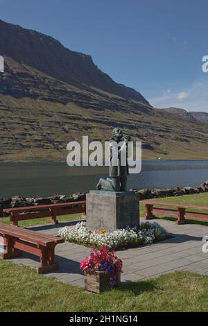 Eskifjodur, Islande - 08 août 2017 : une statue emblématique à Eskifjodur, statue dédiée aux victimes de la mer dans l'est de l'Islande. Banque D'Images