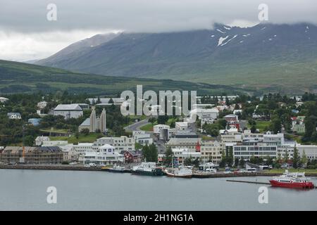 Akureyri, Islande - 27 juillet 2017 : vue sur le centre-ville et l'église Akureyrarkirkja à Akureyri, en Islande. Banque D'Images