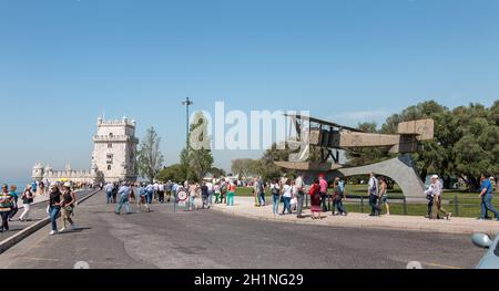 Lisbonne, Portugal - 7 mai 2018: Touristes marchant à côté de l'avion Fairey III-D, réplique du premier avion qui a fait la première traversée de la Sout Banque D'Images