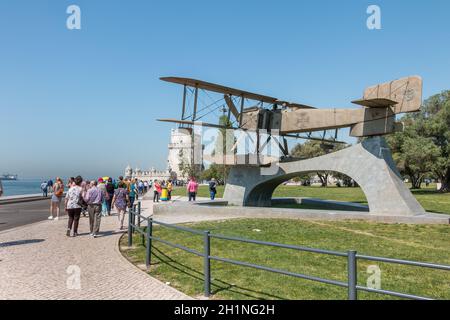 Lisbonne, Portugal - 7 mai 2018: Touristes marchant à côté de l'avion Fairey III-D, réplique du premier avion qui a fait la première traversée de la Sout Banque D'Images