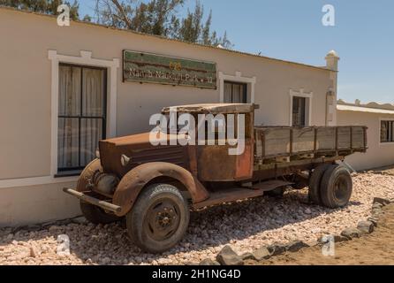 Vieille voiture sur l'oasis de Goanikontes, Namibie Banque D'Images